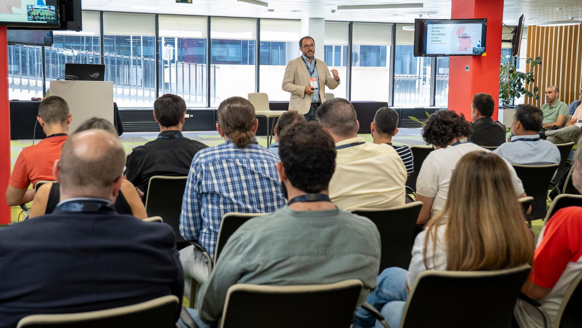 De guardianes del estándar a aceleradores del cambio, charla de Víctor Cuervo (Banco Sabadell)
