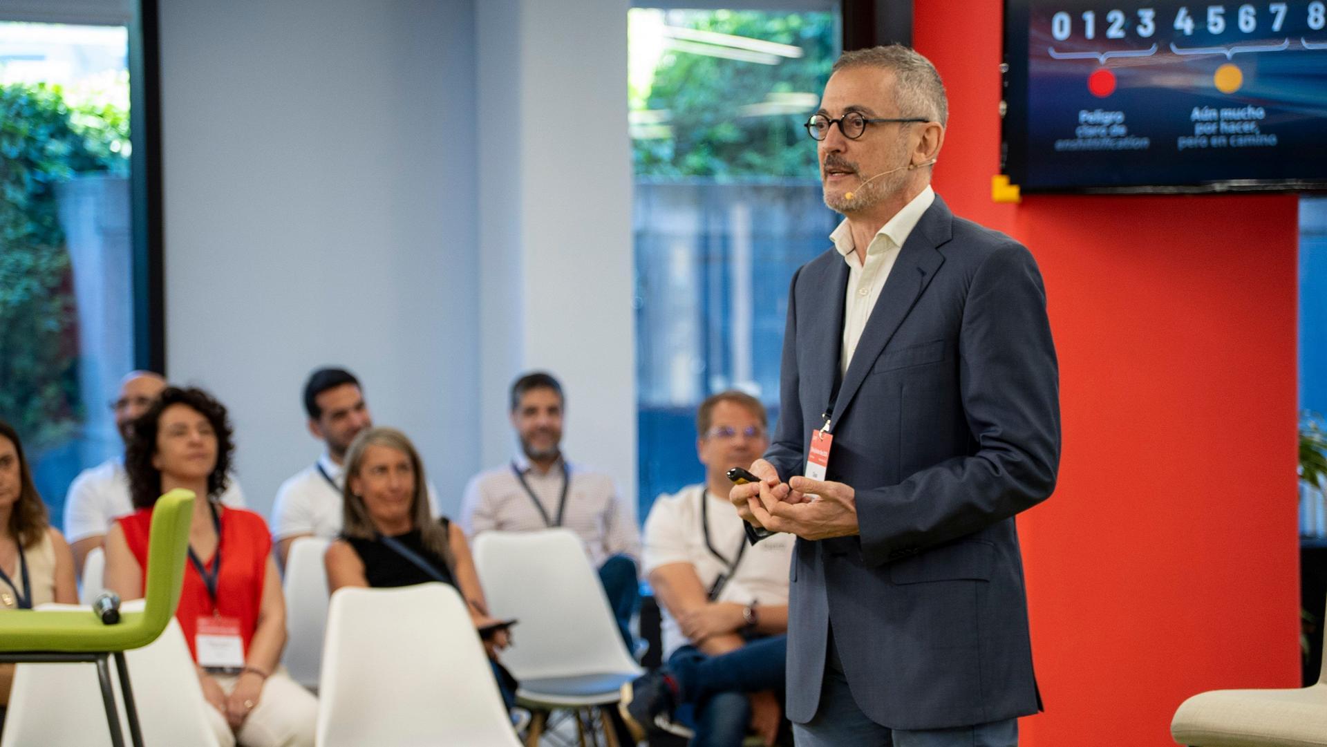 Keynote de bienvenida de César Astudillo: Más rápido ¿hacia dónde?: estrategia más allá del producto digital.