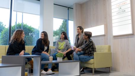 Paradigma es cada día a día una familia más grande, diversa y multicultural. Sabemos que lo más importante, lo que nos hace ser una empresa única y lo que nos diferencia de los demás somos todas las personas que formamos parte de Paradigma: personas que cada día superan barreras y no se detienen ante ningún obstáculo; equipos diversos, de distintas generaciones; y, sobre todo, personas libres, felices y sin prejuicios.