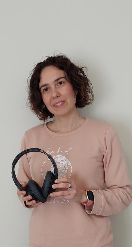 undefined Esther recibió uno de los cascos inalámbricos.