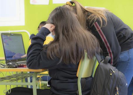 (min-width: 768px) 40vw, 100vw Por más chicas en IT: Girls are tech