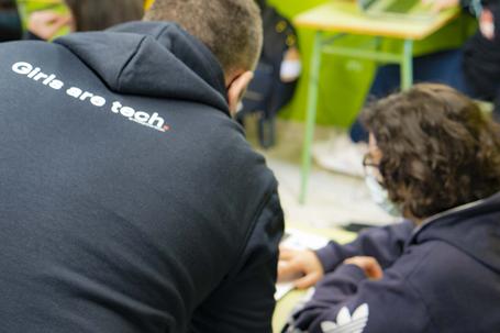 El equipo de Sistemas de Paradigma ayuda a una de las asistentes.