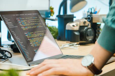 (min-width: 768px) 40vw, 100vw Programación reactiva con Spring Webflux y Spring Data R2DBC