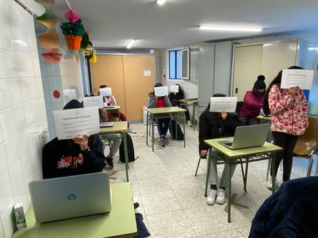 Las asistentes recibieron un diploma al finalizar el curso.