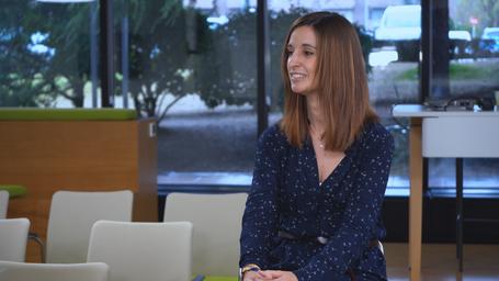 Esther empezó a programar de pequeña en MS-DOS gracias a su tío. La programación la llevó a estudiar Informática y, en su vida personal, a darle a su hija el nombre de Ada, en referencia a la famosa Ada Lovelace. Esta es su historia 👇 #MujeresQueInspiran #DíaDeLaMujer