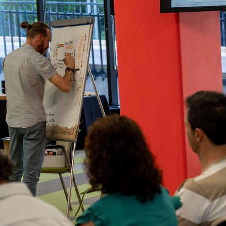 undefined Santiago Iricibar, parte del equipo de facilitación gráfica del Revolution Day 2025