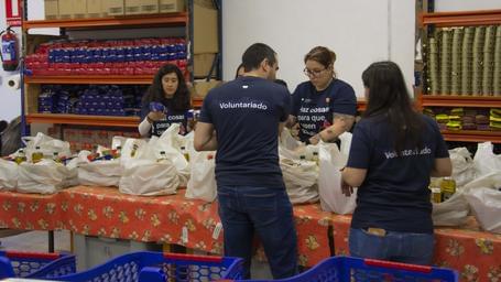 Compañeras y compañeros de Paradigma haciendo voluntariado en la Asociación Nazaret.