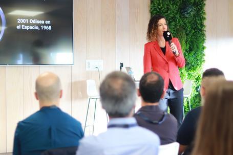 Elena González-Blanco, cofundadora y CEO de Clidrive & Clibrain, impartió la keynote del Paradigma Open Space hablando de la evolución de la IA Generativa.
