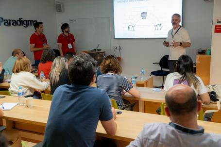 undefined Rubén López, Aitor Elorriaga y Gabriel Vega en su charla en Agile Real Life 2024.