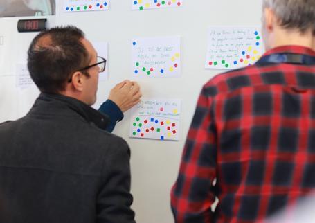 Los asistentes del Paradigma Open Space son los encargados de formar la agenda mediante votaciones el propio día del evento.