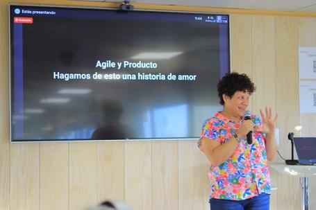 Noemí Santos, Head of Product de PandaGo, impartiendo la keynote de Agile Real Life.