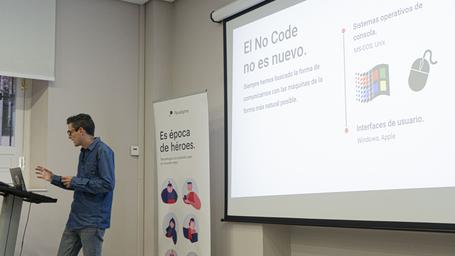 Jaime Fernández (@vissit) que nos deleitó con su conocimiento de Webflow y el resto de herramientas de No Code. El No Code está en boca de todos, y Webflow es una de las plataformas que lideran este movimiento.