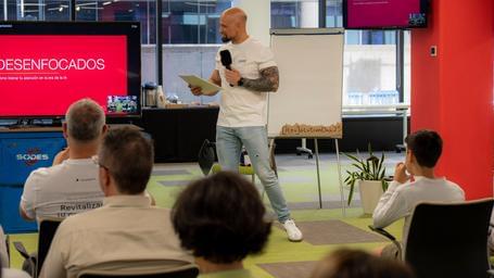 Nuestro compañero Alberto Serrano, como parte de la organización del Revolution Day 2025.