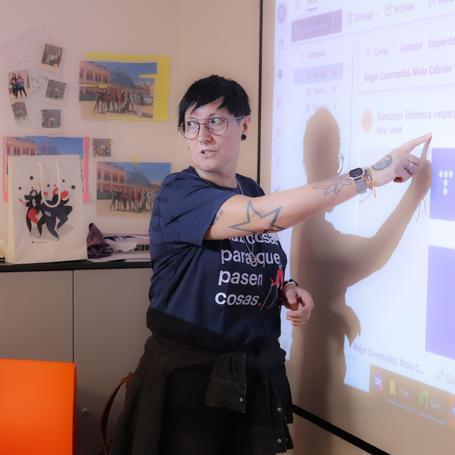 undefined Nuestra compañera Ana imparte la primera clase en el taller.