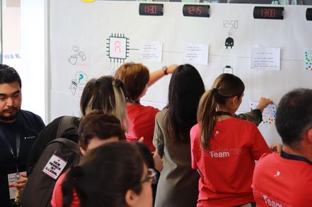 Asistentes del Paradigma Open Space 2023 votando las charlas para definir la agenda del evento.