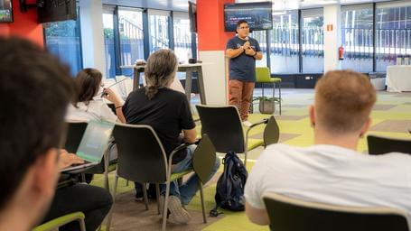 Una de las charlas más votadas fue la de Rodrigo Zavala, que nos habló de microfrontends.