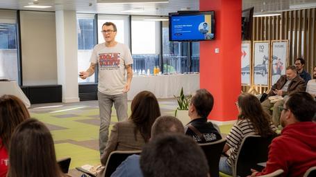 Jesús María Villar impartió la sesión: “La guía del desarrollador perezoso para APIs bonitas”.