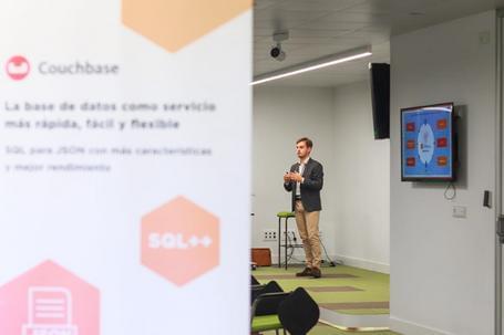 undefined Carlos Vergara, de Couchbase, en su charla: First date con arquitecturas mobile first.