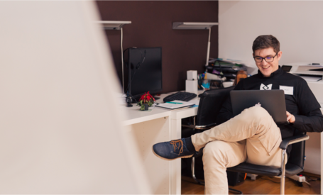 Persona trabajando con un ordenador portátil