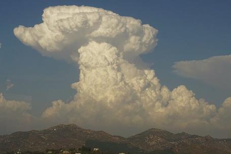 Los cumulonimbus o cumulonimbos son nubes de gran desarrollo vertical, internamente formadas por una columna de aire cálido y húmedo que se eleva en forma de espiral rotatoria.