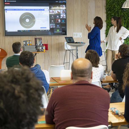 Sorteo del flechazo solidario en nuestras oficinas de Pozuelo.