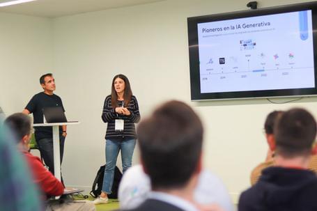 undefined Nieves González y Roberto Barrios, de Google Cloud, en su charla: The Magic of GenAI.