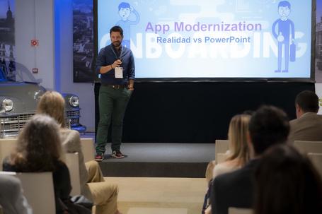 Mat Jovanovic en su charla "Modernización en Cloud: PPT vs Mundo Real"