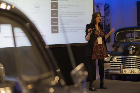 Noelia Martín en su charla "Modernización de aplicaciones, ¿qué tengo que tener en cuenta?"