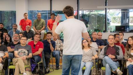 (min-width: 768px) 40vw, 100vw ¿Desplegar un viernes? ¿Liderazgo sin egos? Así fue Paradigma Open Space 2025
