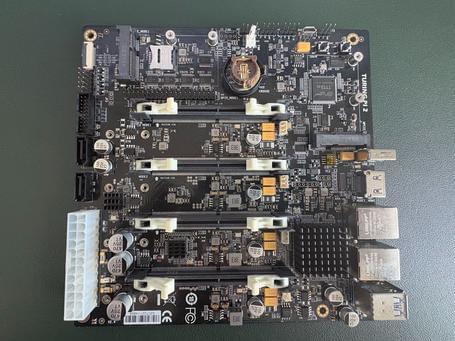 Placa Turing Pi 2 Imagen de una placa turing pi 2