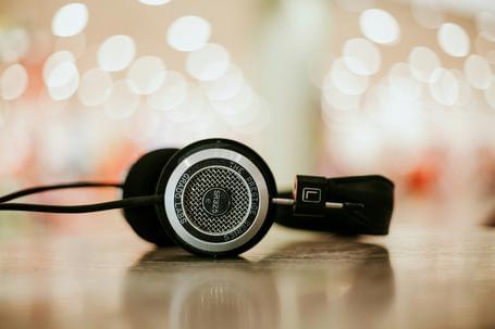(min-width: 768px) 40vw, 100vw Lo más top del año: nuestros podcasts más escuchados de 2024