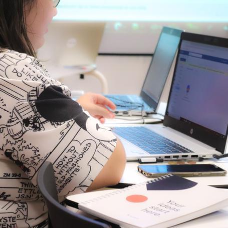 undefined Desde Paradigma donamos todo el material necesario para aprovechar el curso al máximo: ordenadores, cuadernos, bolis y totebags para cada persona.