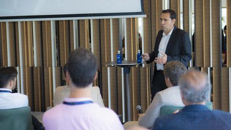 Modernización en sistemas críticos de tráfico aéreo, charla de Víctor Martínez en TechBrunch Platform Engineering