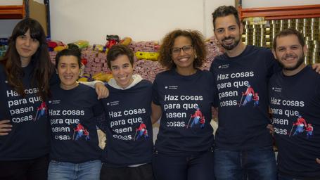 Paradimáticos/as en una acción de voluntariado preparando cajas de comida.