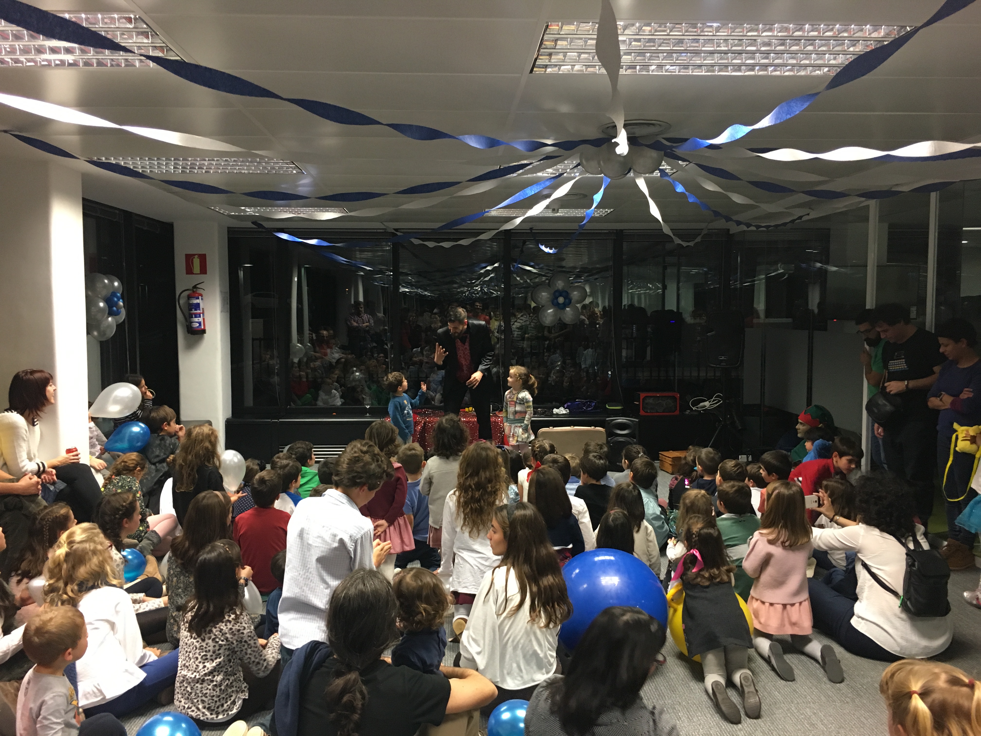 Espectáculo de magia en las oficinas de Paradigma