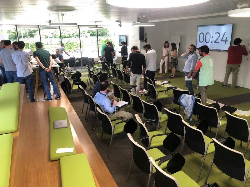 undefined Más de 30 personas colaboraron en la sesión, consiguiendo un total de 103 ideas.